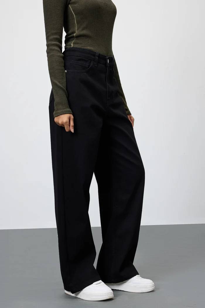 Black Onyx Wide-Leg Denim Jeans - Image 4